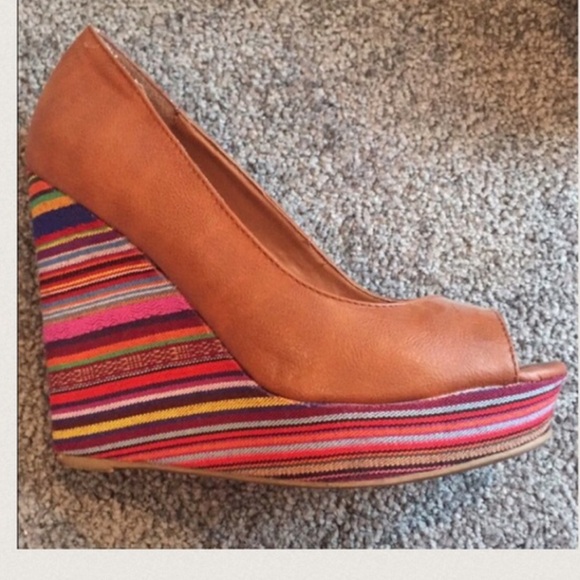 Charlotte Russe Aztec Wedge Heels - Picture 6 of 7